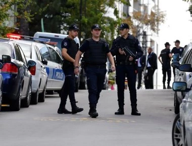 Μπούρσα: Άνδρας άνοιξε πυρ σε κατάστημα δύο αδερφών - Νεκρός ο ένας